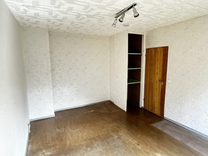 Mülsen Sanierungsbedürftige 3-Raumwohnung mit Stellplatz und Balkon in Mülsen! Wohnung kaufen