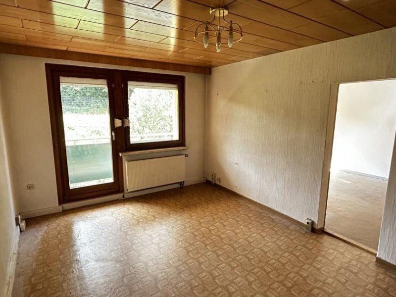 Mülsen Sanierungsbedürftige 3-Raumwohnung mit Stellplatz und Balkon in Mülsen! Wohnung kaufen