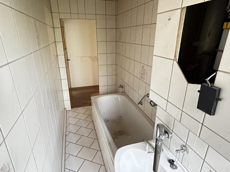Mülsen Sanierungsbedürftige 3-Raumwohnung mit Stellplatz und Balkon in Mülsen! Wohnung kaufen