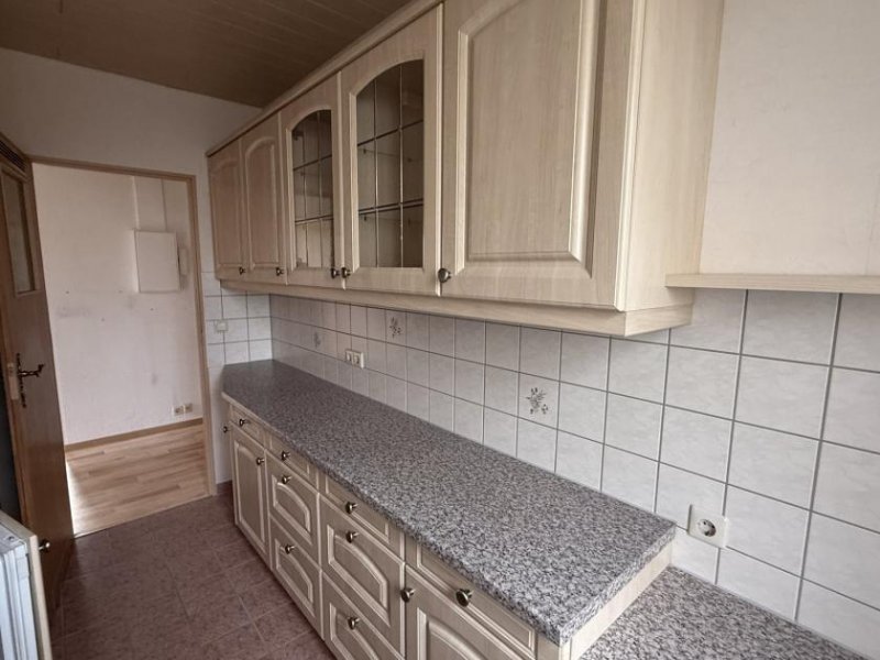 Glauchau 2-Raumwhg. mit Stellpl., 2 Garagen, EBK & Balkon in gepflegter Wohnanlage in Glauchau! Wohnung kaufen