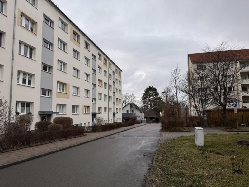 Glauchau 2-Raumwhg. mit Stellpl., 2 Garagen, EBK & Balkon in gepflegter Wohnanlage in Glauchau! Wohnung kaufen