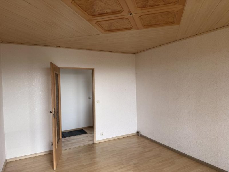 Glauchau 2-Raumwhg. mit Stellpl., 2 Garagen, EBK & Balkon in gepflegter Wohnanlage in Glauchau! Wohnung kaufen