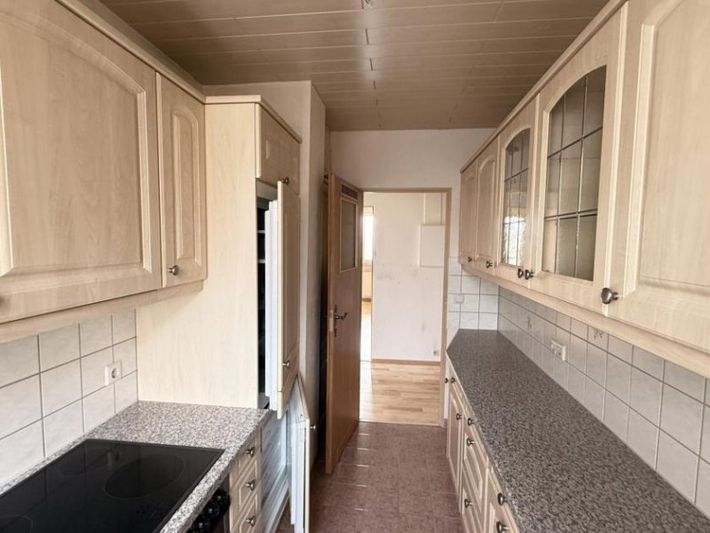 Glauchau 2-Raumwhg. mit Stellpl., 2 Garagen, EBK & Balkon in gepflegter Wohnanlage in Glauchau! Wohnung kaufen