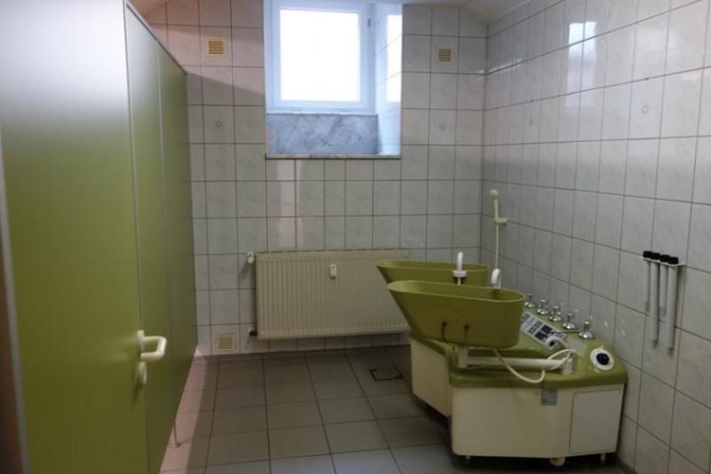 Reichenbach im Vogtland Ehemalige Kreispoliklinik bzw. Ärztehaus mit Patientenfahrstuhl in zentraler Lage Gewerbe kaufen