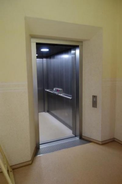 Reichenbach im Vogtland Ehemalige Kreispoliklinik bzw. Ärztehaus mit Patientenfahrstuhl in zentraler Lage Gewerbe kaufen