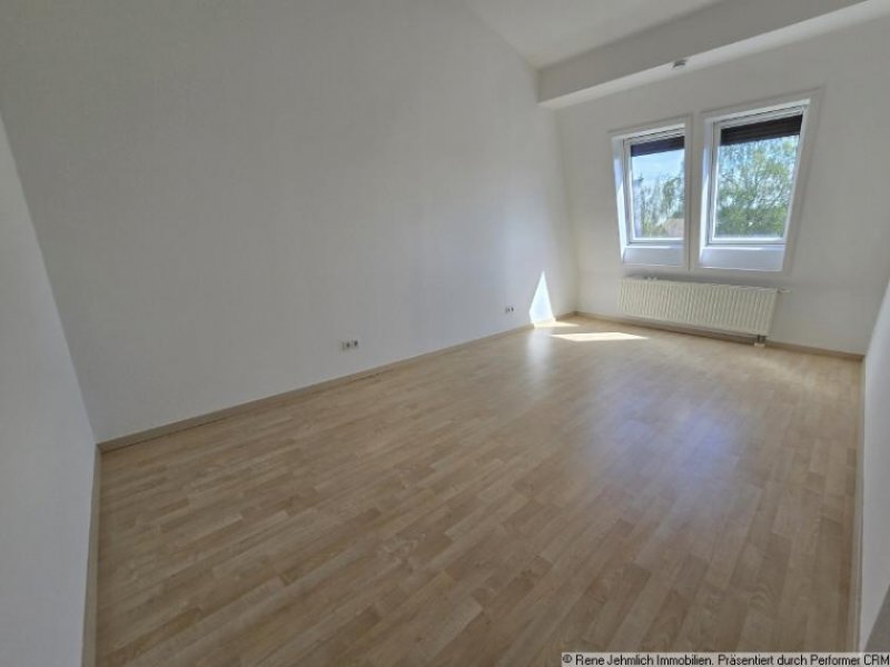 Chemnitz Lichtdurchflutete Wohnung im Dachgeschoss mit hohen Decken, Lift, großer Terrasse und TG Wohnung kaufen