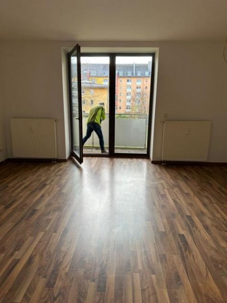 Chemnitz * Großezügige 2-Zimmer mit neuem Laminat, Wannenbad und Balkon zum Toppreis! * Gewerbe kaufen
