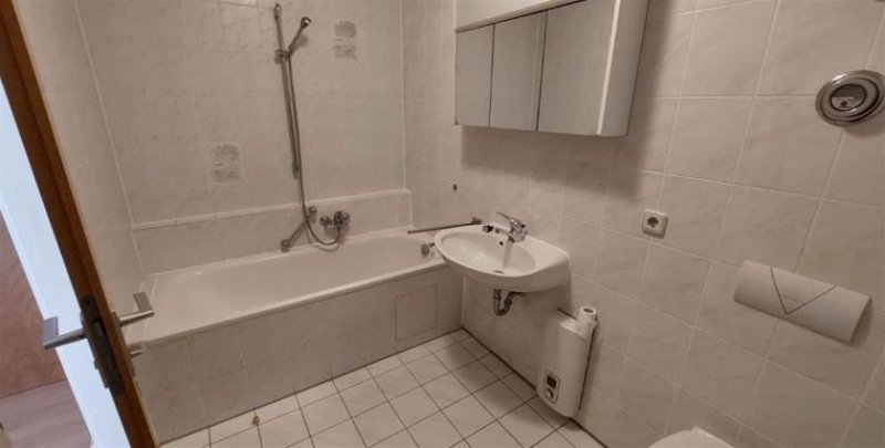 Chemnitz Großzügige 2-Zimmer mit Wannenbad, Balkon, Aufzug, Tiefgarage und EBK Wohnung kaufen