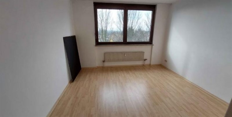 Chemnitz Großzügige und vermietete 2-Zimmer mit Wannenbad, Balkon, Aufzug, Tiefgarage und EBK Wohnung kaufen