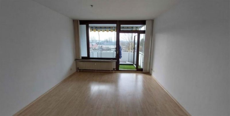 Chemnitz Großzügige und vermietete 2-Zimmer mit Wannenbad, Balkon, Aufzug, Tiefgarage und EBK Wohnung kaufen