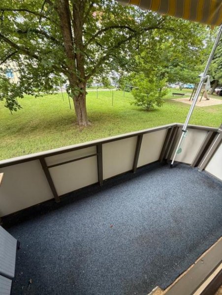 Chemnitz Gemütliche und vermietete 3-Zimmer mit Laminat, Balkon, Stellplatz und Wannenbad in ruhiger Lage! Gewerbe kaufen