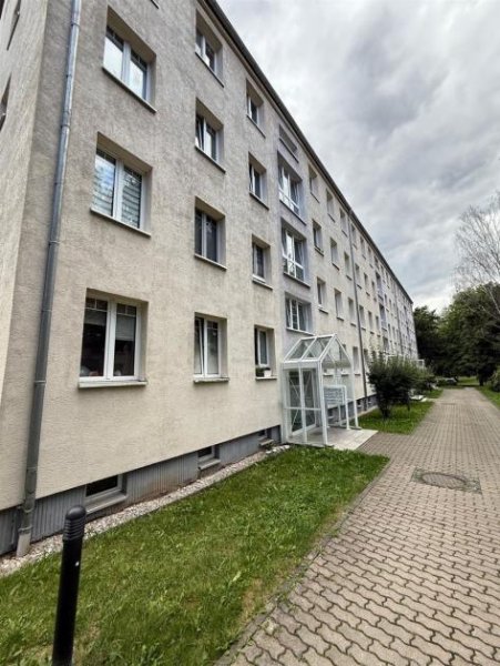 Chemnitz Gemütliche und vermietete 3-Zimmer mit Laminat, Balkon, Stellplatz und Wannenbad in ruhiger Lage! Wohnung kaufen