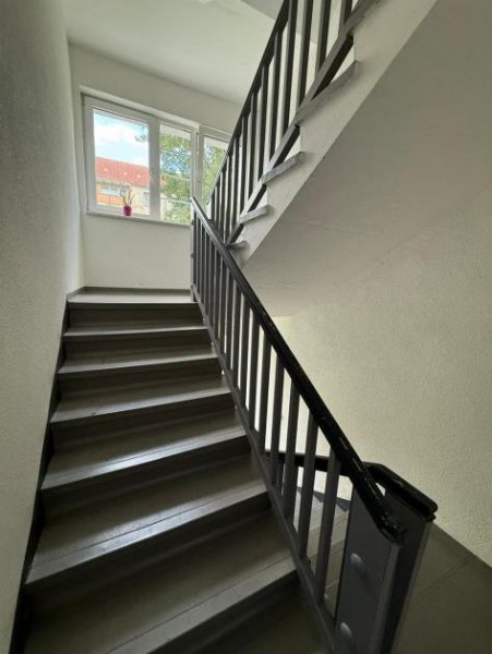 Chemnitz Gemütliche und vermietete 3-Zimmer mit Laminat, Balkon, Stellplatz und Wannenbad in ruhiger Lage! Wohnung kaufen