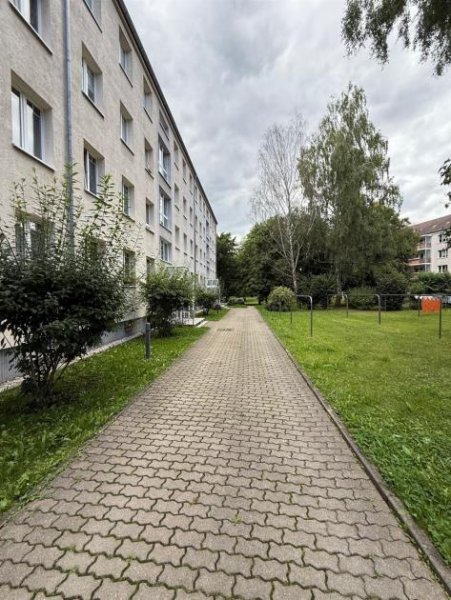 Chemnitz Gemütliche und vermietete 3-Zimmer mit Laminat, Balkon, Stellplatz und Wannenbad in ruhiger Lage! Wohnung kaufen