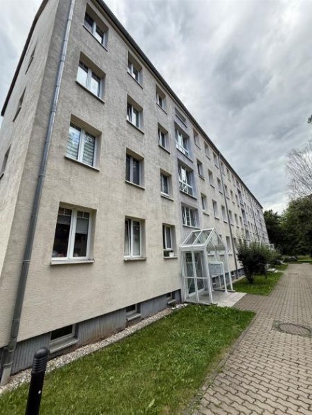 Chemnitz Gemütliche und vermietete 3-Zimmer mit Laminat, Balkon, Stellplatz und Wannenbad in ruhiger Lage! Wohnung kaufen