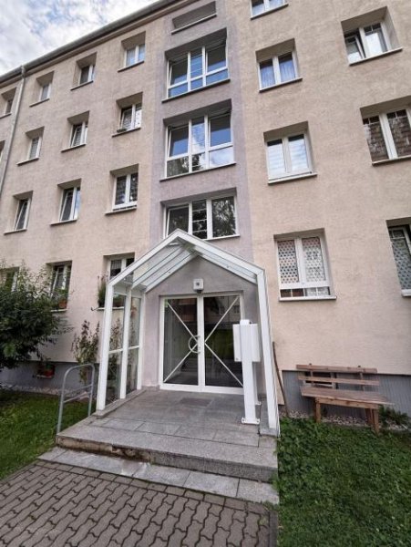 Chemnitz Gemütliche und vermietete 3-Zimmer mit Laminat, Balkon, Stellplatz und Wannenbad in ruhiger Lage! Wohnung kaufen