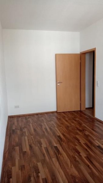 Chemnitz Günstige und vermietete 2-Zimmer mit Laminat, Aufzug und Eckwanne in guter Lage! Gewerbe kaufen