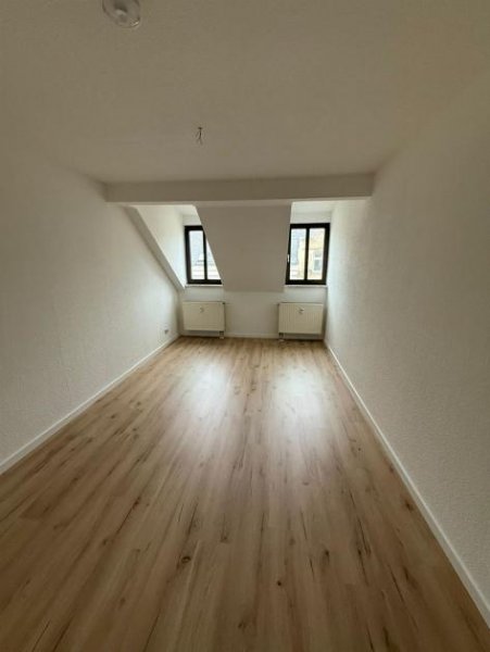 Chemnitz Große 3-Zimmer Maisonette mit Einbauküche, zwei Bädern, Stellplatz und Laminat in ruhiger Lage! Gewerbe kaufen