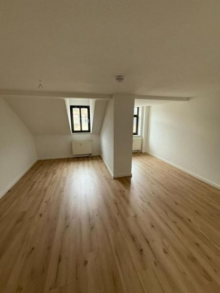 Chemnitz Große 3-Zimmer Maisonette mit Einbauküche, zwei Bädern, Stellplatz und Laminat in ruhiger Lage! Gewerbe kaufen