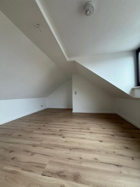 Chemnitz Große 3-Zimmer Maisonette mit Einbauküche, zwei Bädern, Stellplatz und Laminat in ruhiger Lage! Gewerbe kaufen