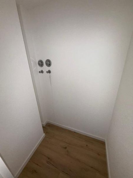 Chemnitz Große 3-Zimmer Maisonette mit Einbauküche, zwei Bädern, Stellplatz und Laminat in ruhiger Lage! Wohnung kaufen
