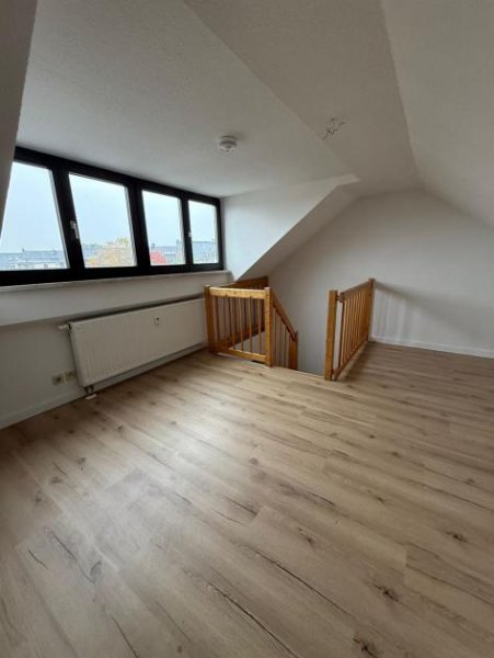 Chemnitz Große 3-Zimmer Maisonette mit Einbauküche, zwei Bädern, Stellplatz und Laminat in ruhiger Lage! Gewerbe kaufen