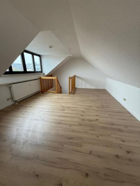 Chemnitz Große 3-Zimmer Maisonette mit Einbauküche, zwei Bädern, Stellplatz und Laminat in ruhiger Lage! Wohnung kaufen