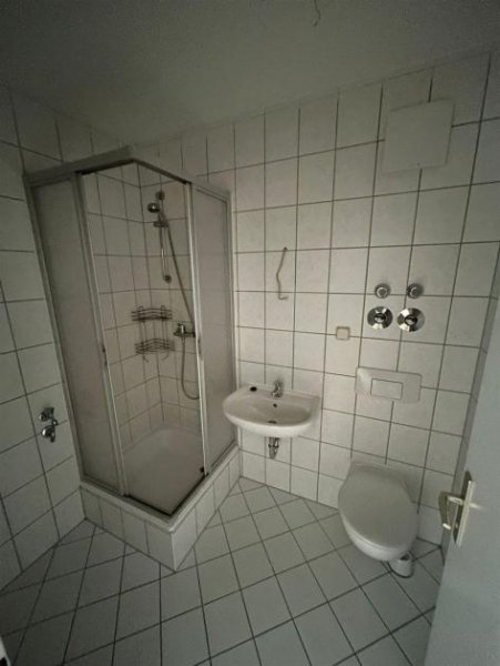 Chemnitz Großzügige und vermietete 1-Zimmer mit EBK, Dusche und Laminat in zentraler Lage! Wohnung kaufen