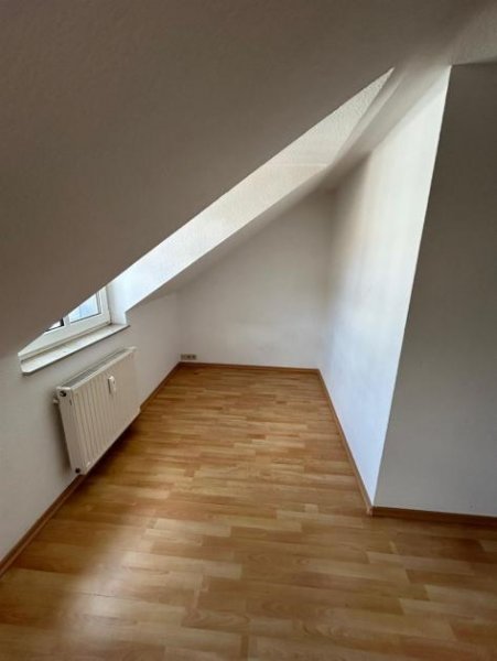 Chemnitz Großzügige und vermietete 2-Zi. mit Laminat, Balkon, EBK und Wanne in zentraler Lage Wohnung kaufen