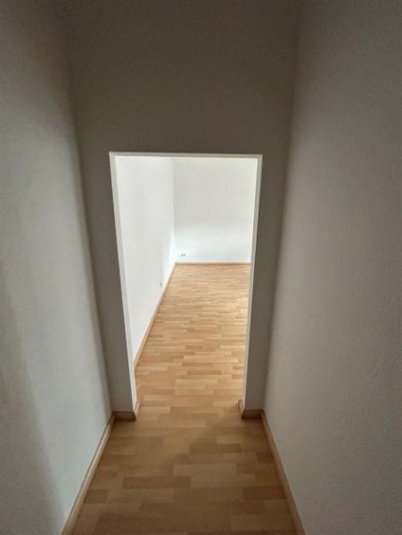 Chemnitz Großzügige und vermietete 1-Zimmer mit EBK, Dusche und Laminat in zentraler Lage! Wohnung kaufen