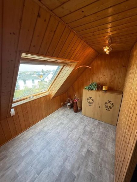 Hartmannsdorf (Landkreis Mittelsachsen) Doppelhaushälfte mit großer Garage, Carport, Wa, Du. und sonnigem Grundstück am Stadtrand Haus kaufen