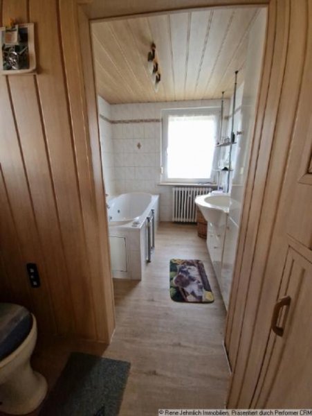 Callenberg Freistehendes Haus mit 753 m² Grundstück, Brunnen, Garagen und viel Raum für neue Wohnträume Haus kaufen