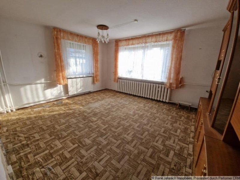 Callenberg Freistehendes Haus mit 753 m² Grundstück, Brunnen, Garagen und viel Raum für neue Wohnträume Haus kaufen