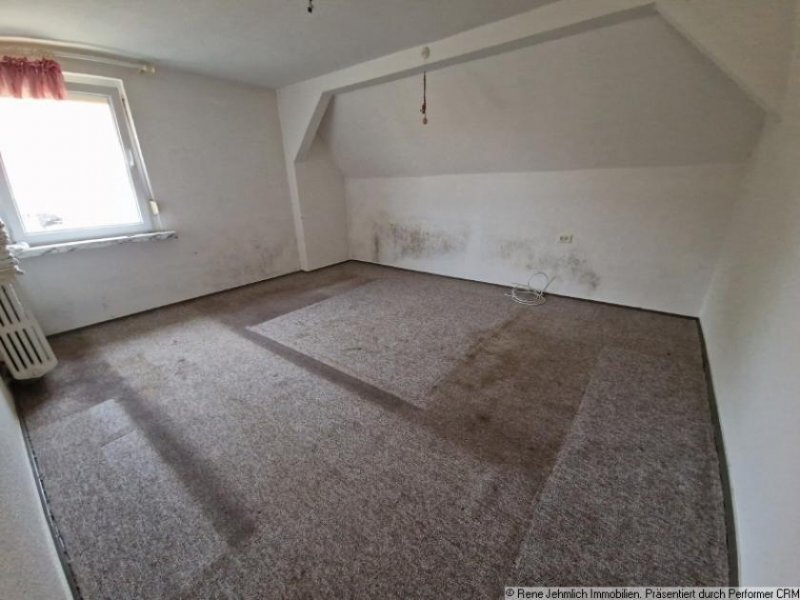 Callenberg Freistehendes Haus mit 753 m² Grundstück, Brunnen, Garagen und viel Raum für neue Wohnträume Haus kaufen
