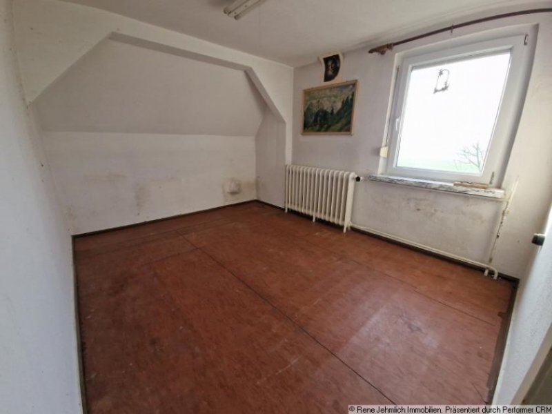 Callenberg Freistehendes Haus mit 753 m² Grundstück, Brunnen, Garagen und viel Raum für neue Wohnträume Haus kaufen