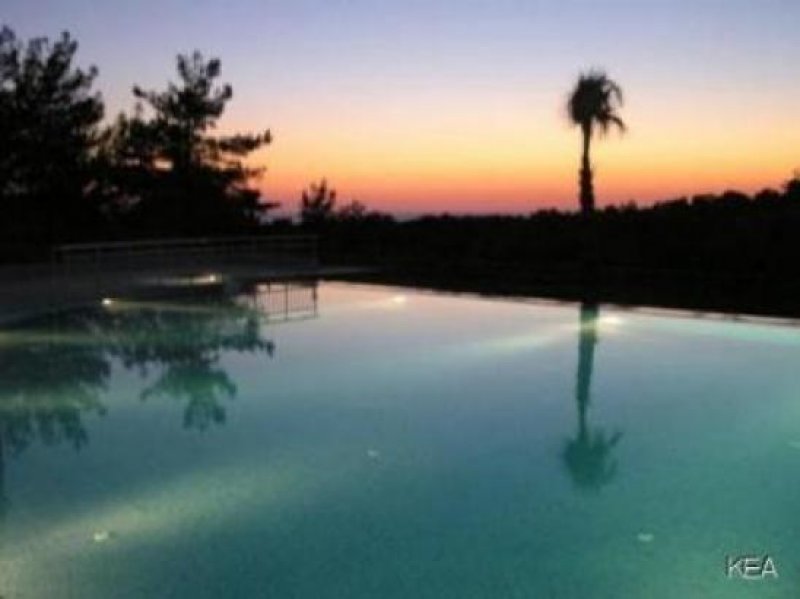 KUSADASI Neue Villen mit Meerblick. Poolanlage. Wohnzimmer mit Kamin, Badezimmer mit Whirlpool. Haus kaufen