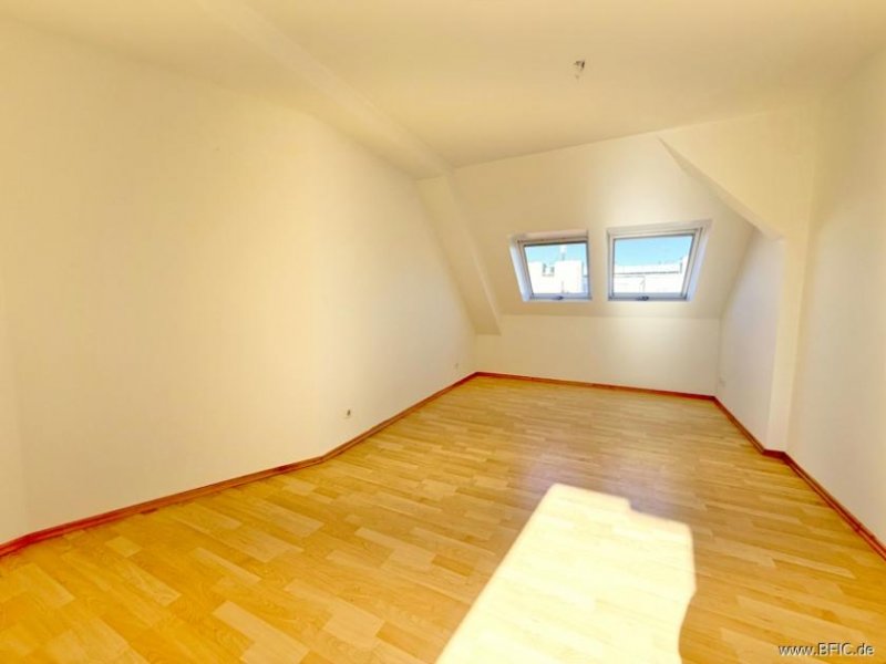 Berlin Bezugsfreie Dachgeschosswohnung mit Südwest-Terrasse nahe der Schloßstraße Wohnung kaufen