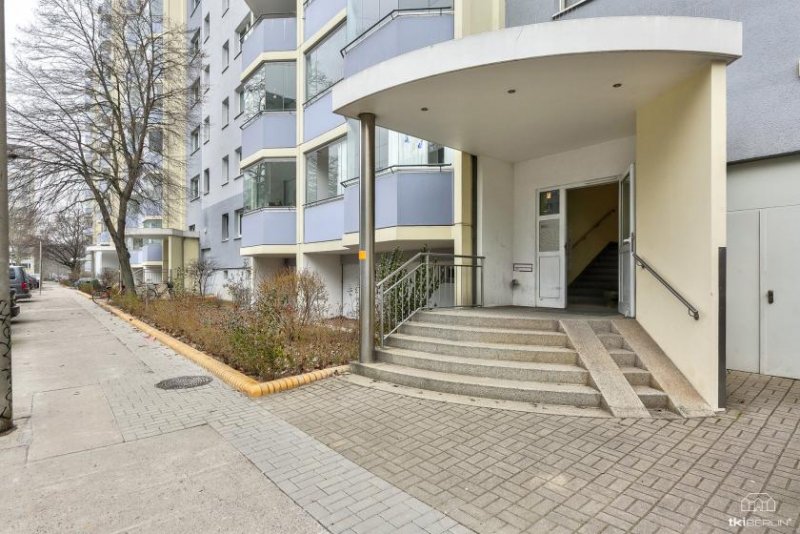 Berlin 3-Raumwohnung mit großem, verglastem Balkon Wohnung kaufen