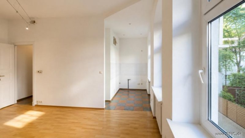 Berlin Bezugsfreies, großzügiges Altbau-Apartment im aufstrebenden Afrikanischen Viertel Wohnung kaufen