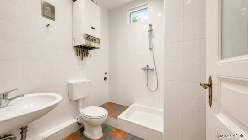 Berlin Bezugsfreies, großzügiges Altbau-Apartment im aufstrebenden Afrikanischen Viertel Wohnung kaufen