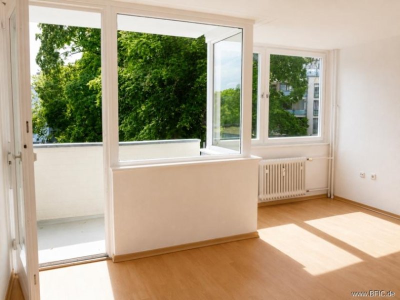 Berlin bezugsfreies Apartment im Grünen, mit S/W-Balkon und Garage Wohnung kaufen