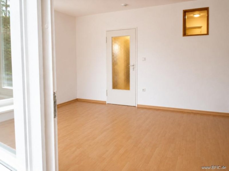 Berlin bezugsfreies Apartment im Grünen, mit S/W-Balkon und Garage Wohnung kaufen