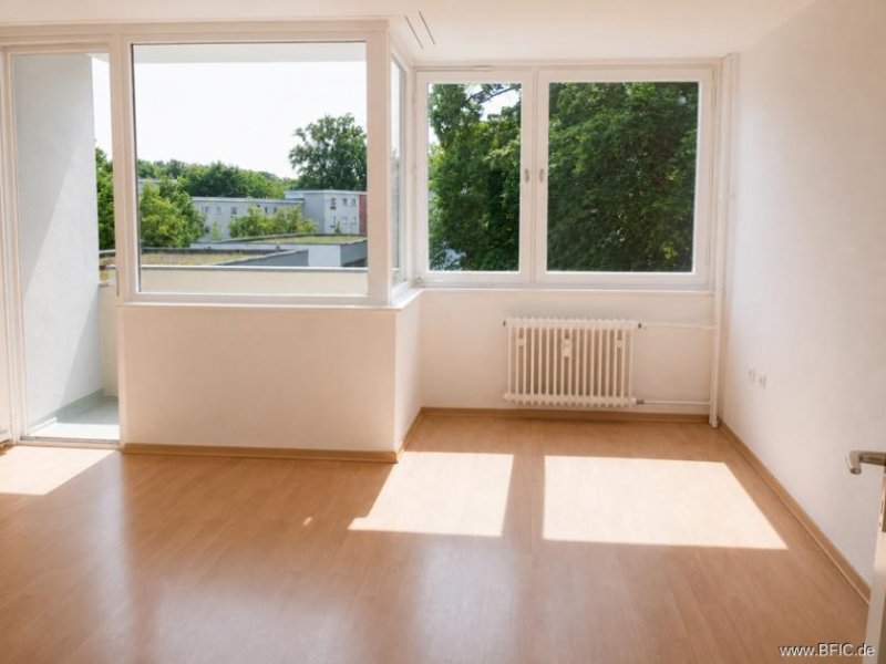Berlin bezugsfreies Apartment im Grünen, mit S/W-Balkon und Garage Wohnung kaufen
