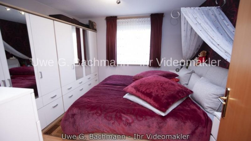 Neuenhagen (Landkreis Märkisch-Oderland) Neuenhagen bei Berlin: Massives EFH im Bungalowstil mit 4 Zimmern, Kamin und ausgebauten Dachboden Haus kaufen