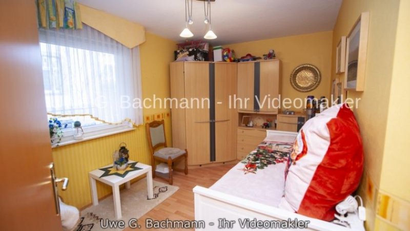 Neuenhagen (Landkreis Märkisch-Oderland) Neuenhagen bei Berlin: Massives EFH im Bungalowstil mit 4 Zimmern, Kamin und ausgebauten Dachboden Haus kaufen