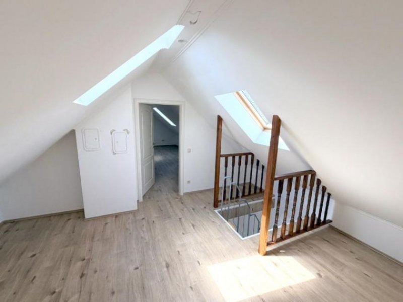 Loissin ObjNr:19649 - Freistehendes Zweifamilienhaus mit großem Grundstück und Garage Haus kaufen