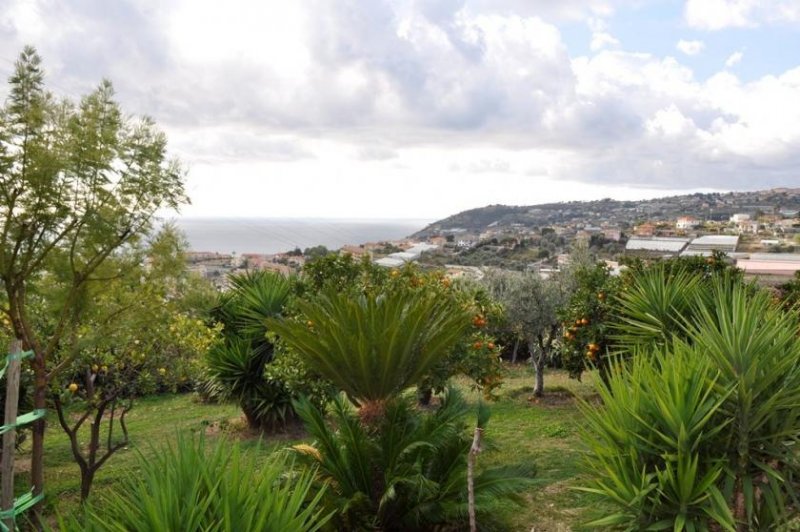 Sanremo in a panoramic position: a beautiful typical Ligurian house exposed on 2 levels for a total of 200 m2 Haus kaufen