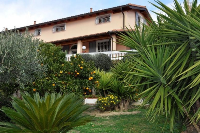 Sanremo in a panoramic position: a beautiful typical Ligurian house exposed on 2 levels for a total of 200 m2 Haus kaufen
