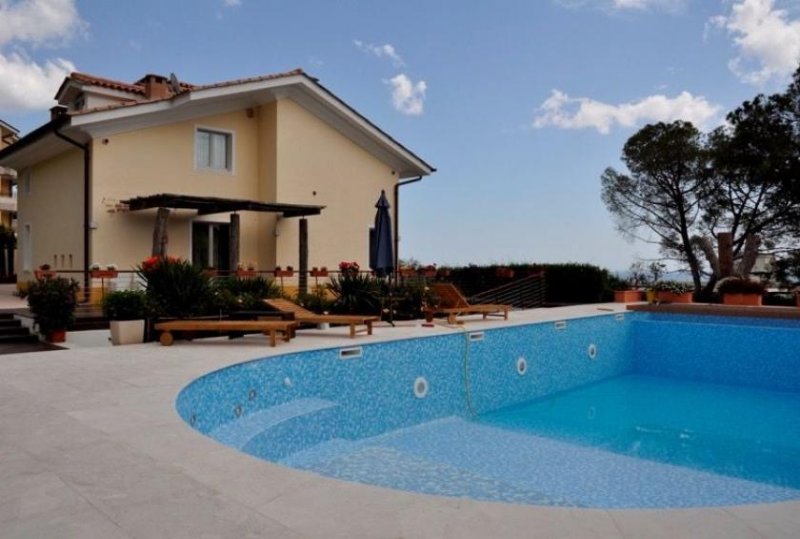 Sanremo VILLA CON 3 APPARTAMENTI INDIPENDENTI Haus kaufen