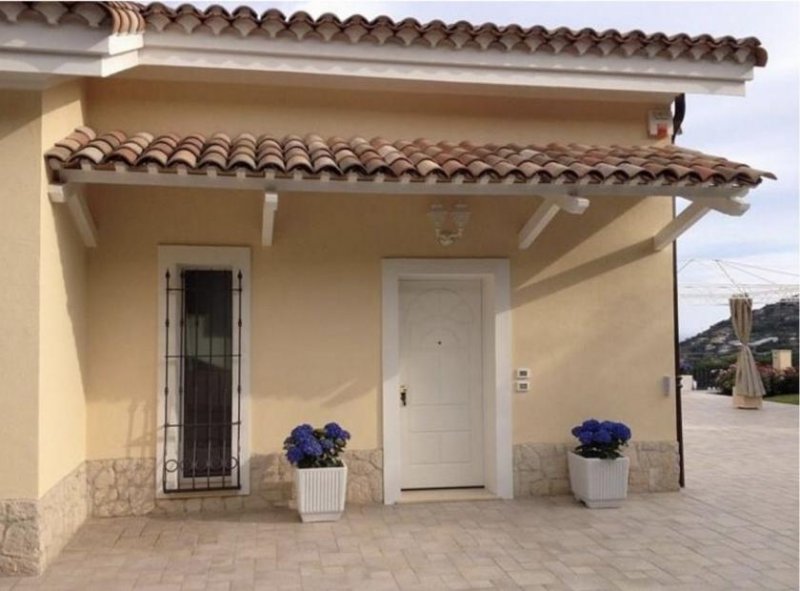 Sanremo VILLA DI 2005 CON PISCINA E GIARDINO Haus kaufen